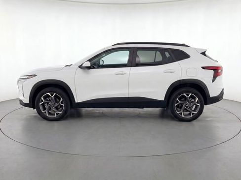 Used 2025 Chevrolet Trax LT w/ LT Convenience Package FWD image 5
