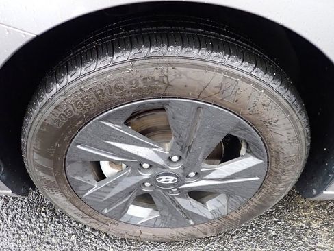 Used 2023 Hyundai Elantra SEL image 12