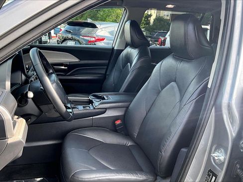 Used 2025 Toyota Grand Highlander AWD image 24
