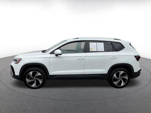 Used 2026 Volkswagen Taos SE AWD/4WD image 8