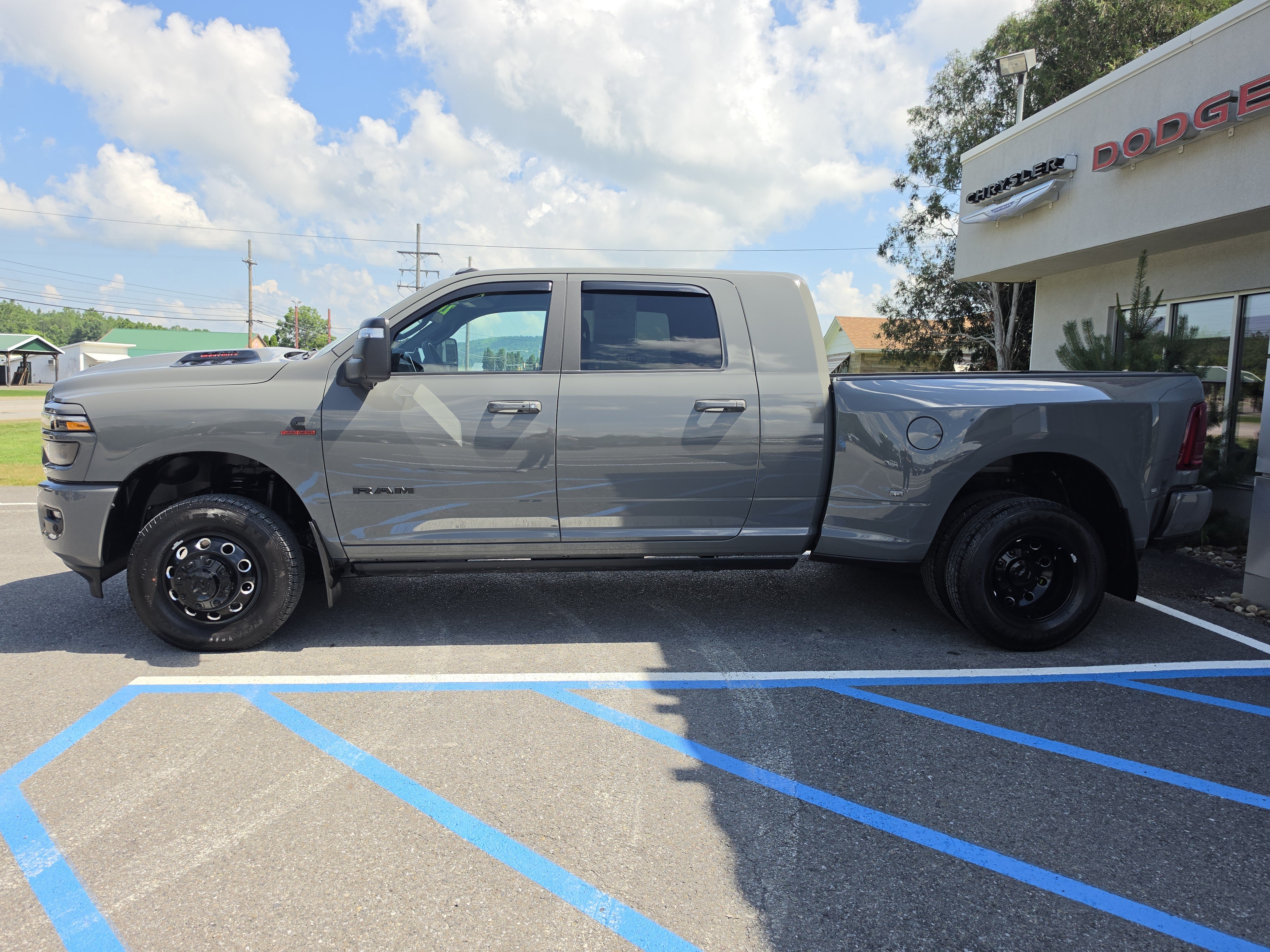 Used 2026 RAM 3500 Laramie AWD/4WD image 7