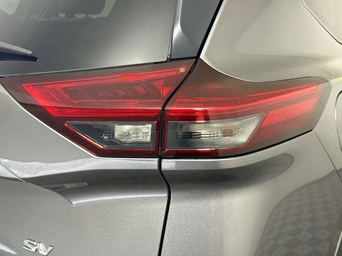 Used 2023 Nissan Rogue SV image 34