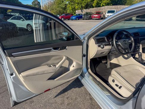 Used 2018 Volkswagen Passat 2.0T R-Line w/ R-Line Lighting Package FWD image 14