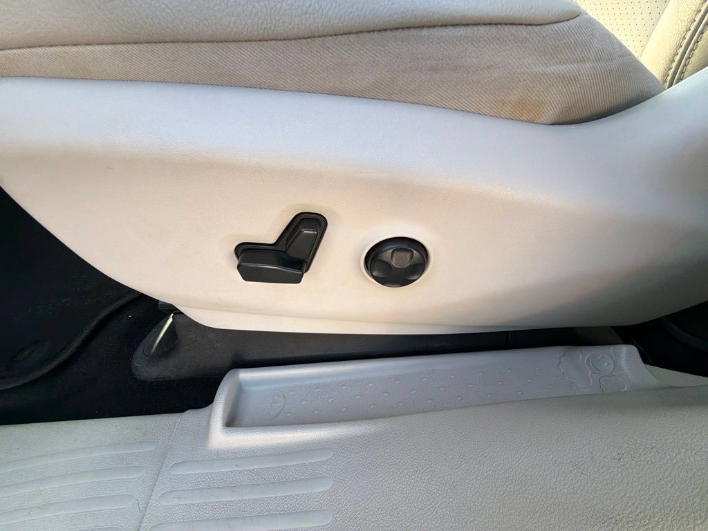 Used 2021 Chrysler Pacifica Touring-L FWD image 21