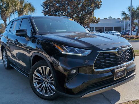 Used 2024 Toyota Highlander Platinum image 2