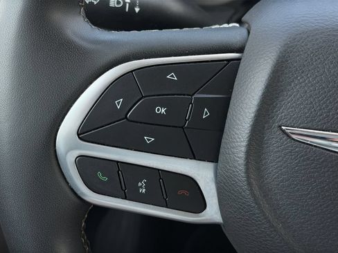 Used 2024 Chrysler Pacifica Touring-L FWD image 12