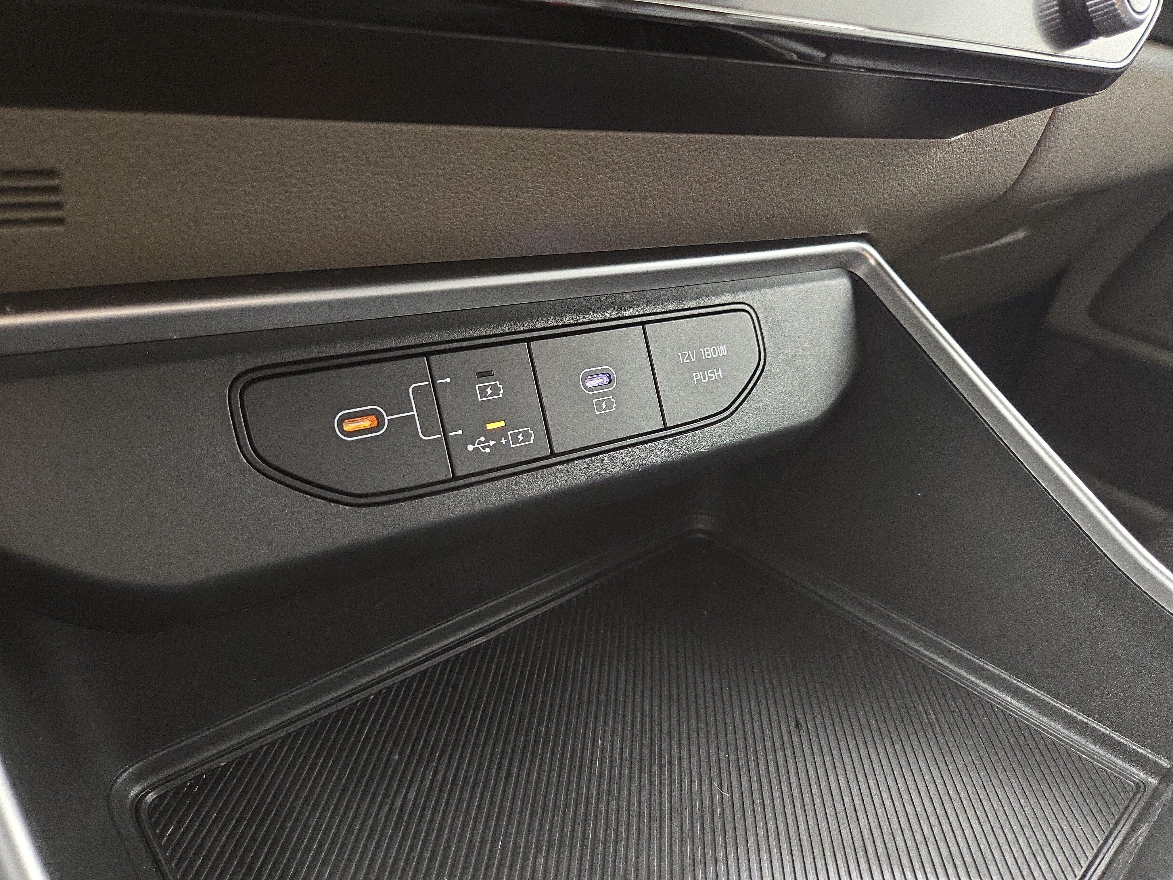 Used 2025 Kia Carnival FWD image 27