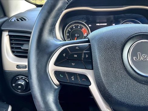 Used 2018 Jeep Cherokee Limited FWD image 19