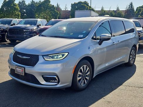 Certified 2023 Chrysler Pacifica Touring-L FWD image 3