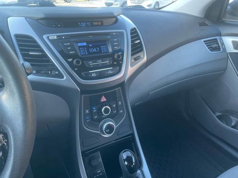 Used 2015 Hyundai Elantra SE FWD image 18