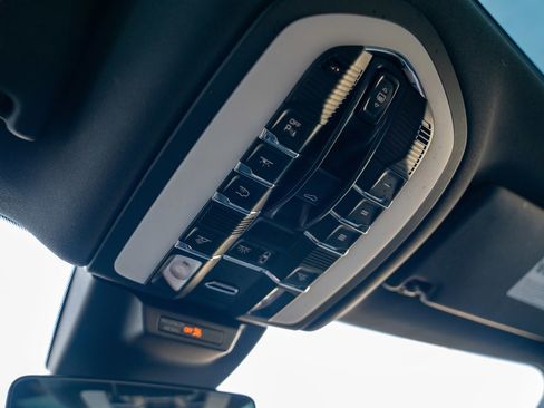 Certified 2024 Porsche Macan AWD/4WD image 22