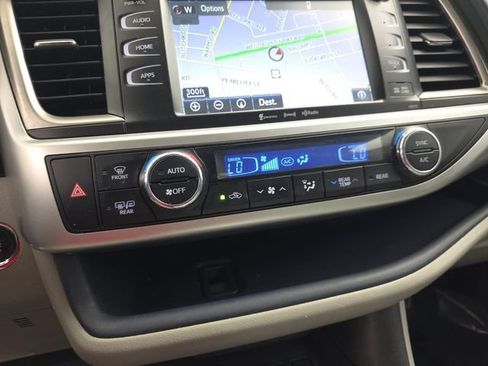 Used 2017 Toyota Highlander XLE FWD image 24