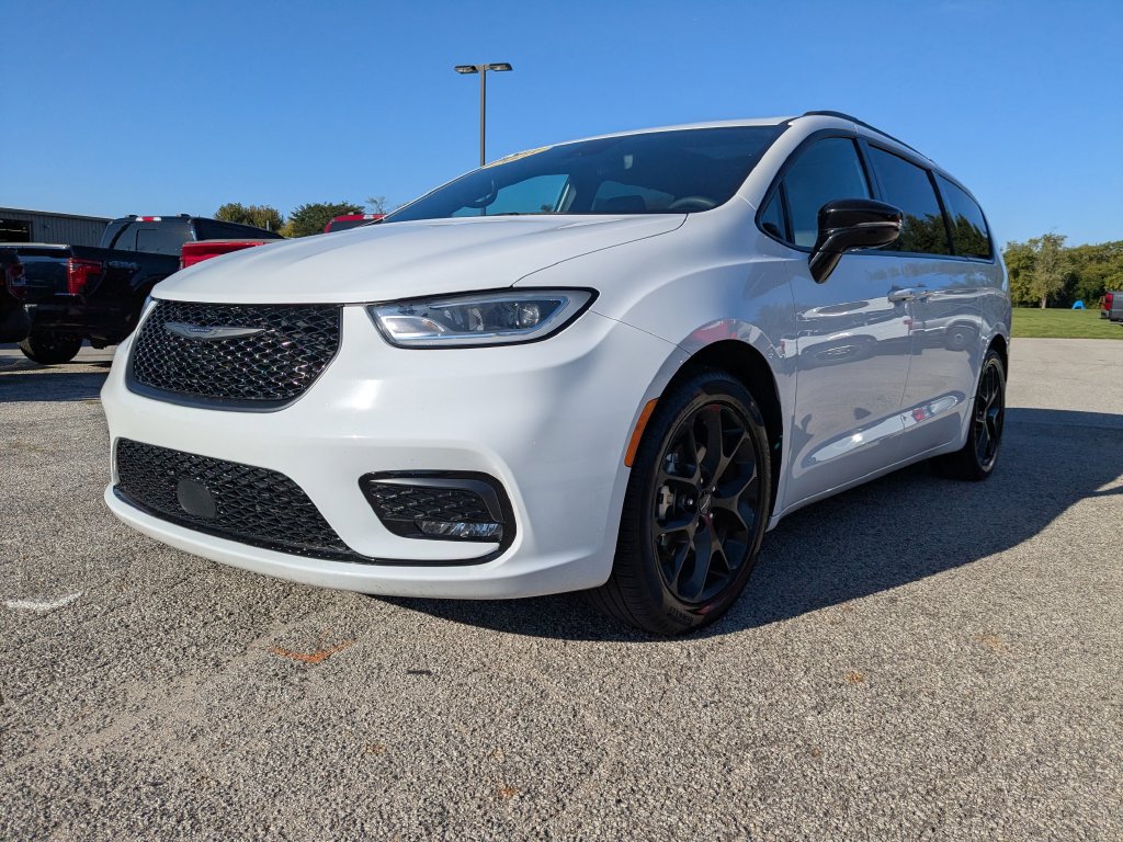 Used 2025 Chrysler Pacifica Limited FWD image 1