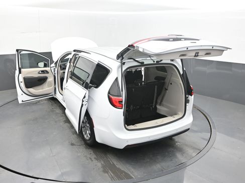 Used 2024 Chrysler Pacifica Touring-L FWD image 51