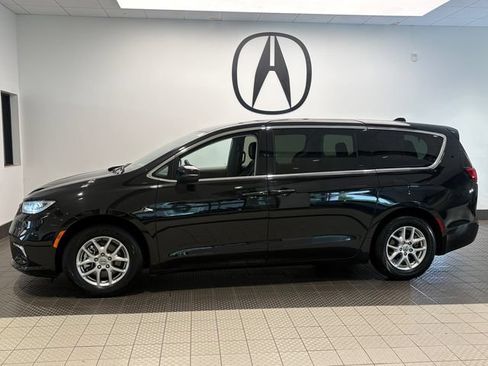 Used 2023 Chrysler Pacifica Touring-L FWD image 3