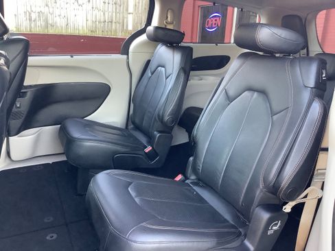 Used 2020 Chrysler Pacifica Touring-L Plus image 12