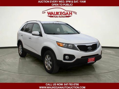 Used 2013 Kia Sorento LX w/ Convenience Pkg FWD image 2