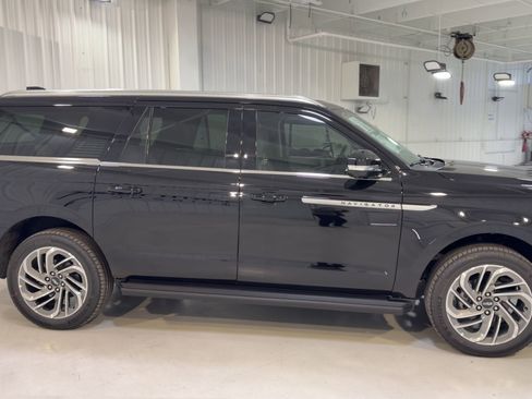 New 2026 Lincoln Navigator L Premier AWD/4WD image 2