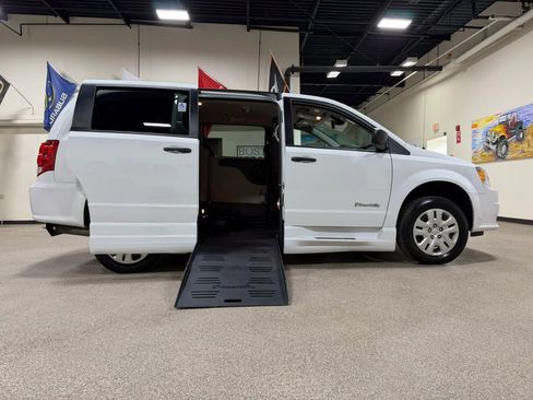 Used 2019 Dodge Grand Caravan SE FWD image 23