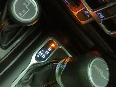 Used 2023 Jeep Gladiator Mojave w/ Cold Weather Group image 19