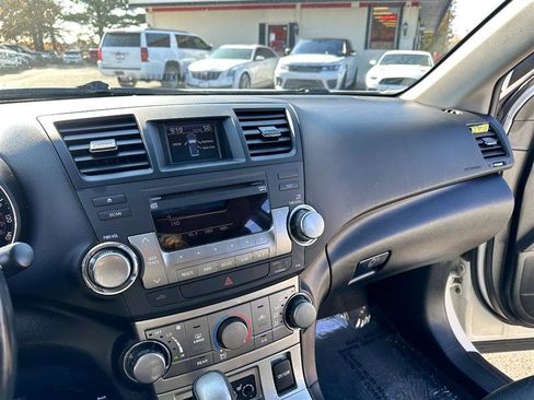 Used 2011 Toyota Highlander SE image 36