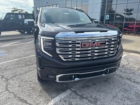 Used 2023 GMC Sierra 1500 Denali w/ Denali Reserve Package AWD/4WD image 9