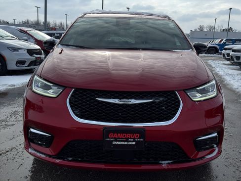 New 2026 Chrysler Pacifica Select image 3