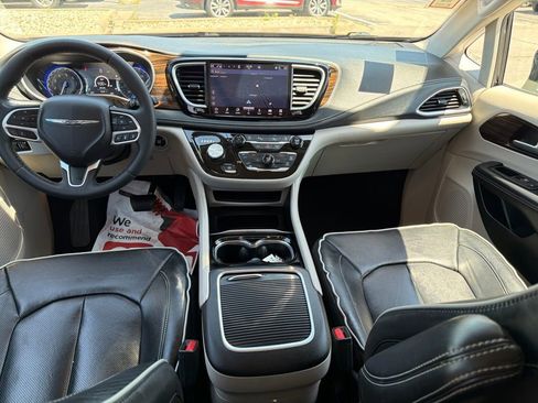 Used 2023 Chrysler Pacifica Limited FWD image 19