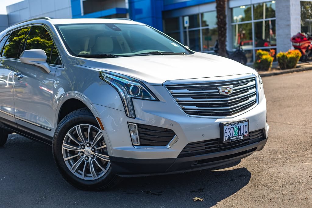 Used 2017 Cadillac XT5 Luxury w/ Driver Awareness Package AWD/4WD image 3