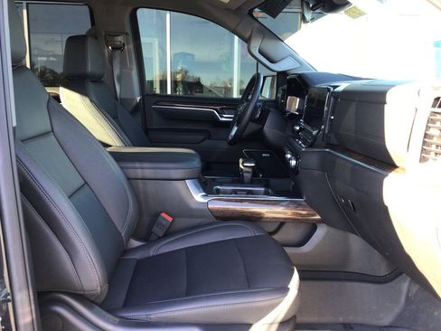 Used 2025 GMC Sierra 1500 Elevation w/ Elevation Premium Package image 6