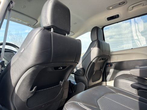 Used 2023 Chrysler Pacifica Touring-L image 27