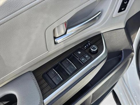 Used 2023 Toyota Sienna Limited image 19