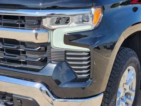 Used 2022 Chevrolet Silverado 1500 LT w/ Convenience Package II AWD/4WD image 17