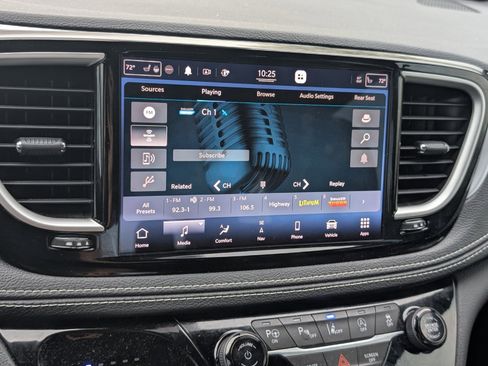 Used 2021 Chrysler Pacifica Touring-L w/ Uconnect Theater Family Group image 10