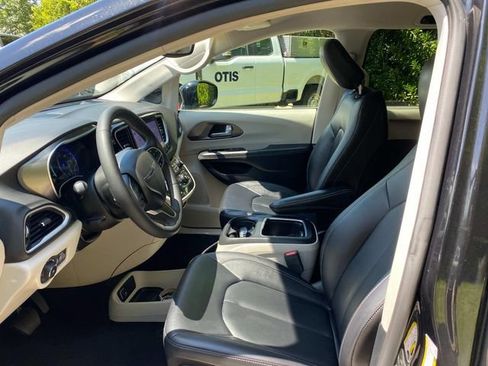 Used 2024 Chrysler Pacifica Touring-L FWD image 11