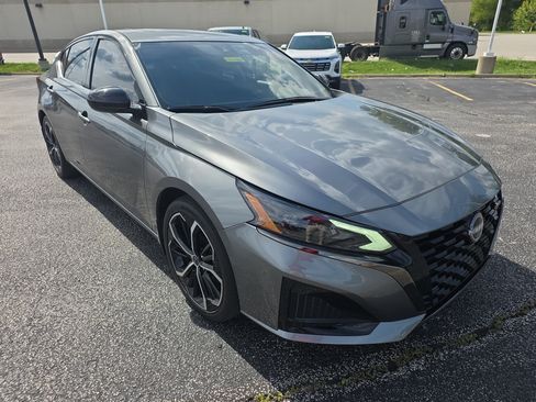 Used 2023 Nissan Altima 2.5 SR w/ SR Premium Package FWD image 2