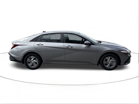 New 2026 Hyundai Elantra SE image 2