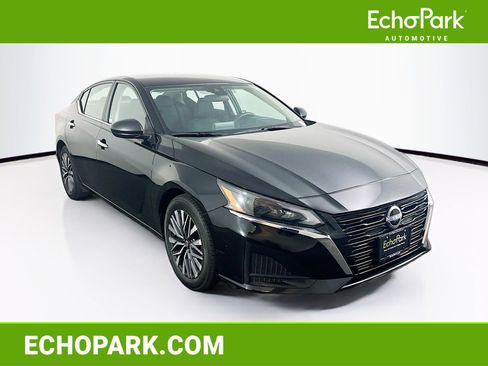 Used 2025 Nissan Altima 2.5 SV FWD image 1