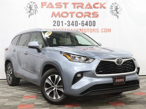 Used 2020 Toyota Highlander XLE AWD/4WD image 3