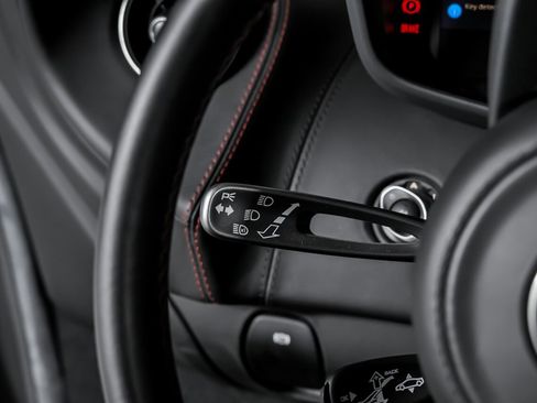 Used 2020 McLaren 570S Spider image 29