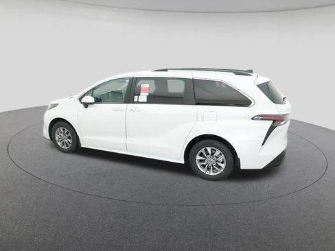 New 2026 Toyota Sienna XLE image 4