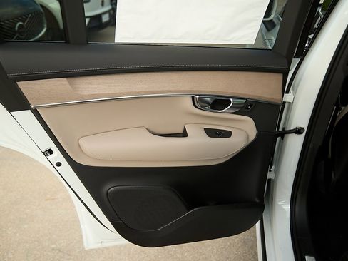 New 2026 Volvo XC90 T8 Plus image 17