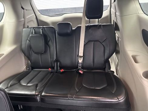 Used 2024 Chrysler Pacifica Touring-L image 40