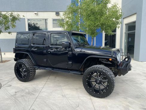 Used 2017 Jeep Wrangler Unlimited Sahara w/ Connectivity Group AWD/4WD image 2