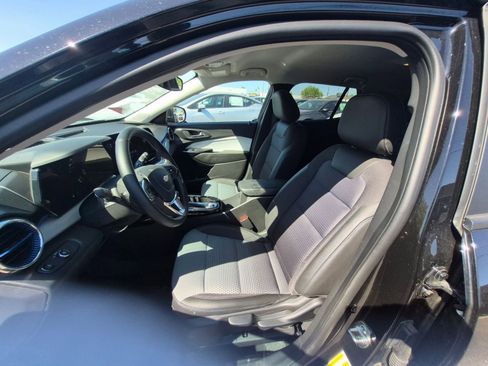 Used 2025 Chevrolet Trax LT w/ LT Convenience Package image 13