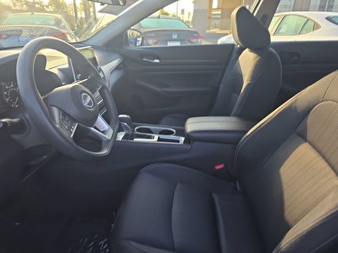 Used 2024 Nissan Altima 2.5 SV FWD image 9