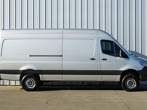 Used 2023 Mercedes-Benz Sprinter 2500 image 42