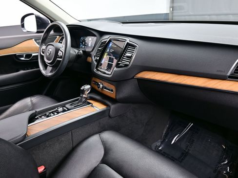Used 2021 Volvo XC90 T6 Momentum w/ Advanced Package image 16