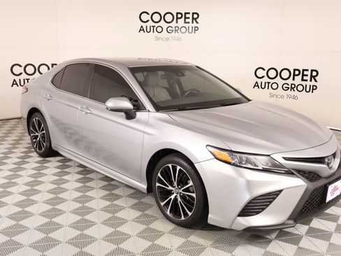 Used 2018 Toyota Camry SE FWD image 1