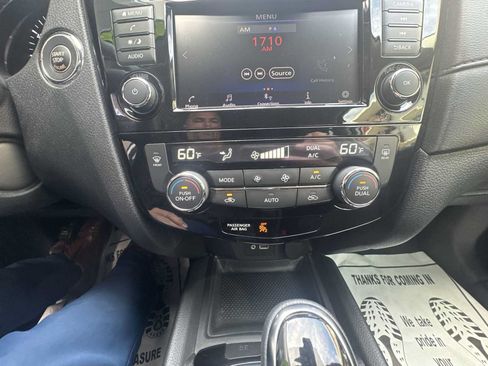 Used 2020 Nissan Rogue SV FWD image 18